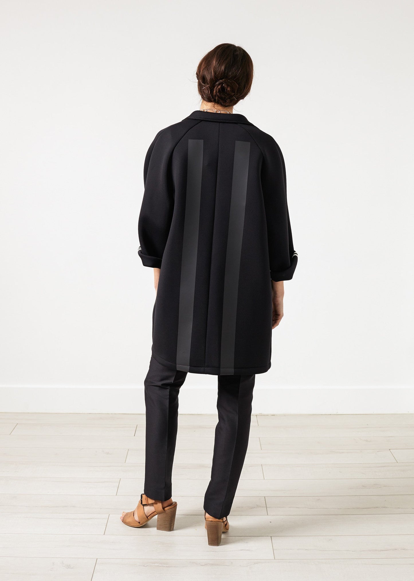 Manteau fleuri en néoprène noir