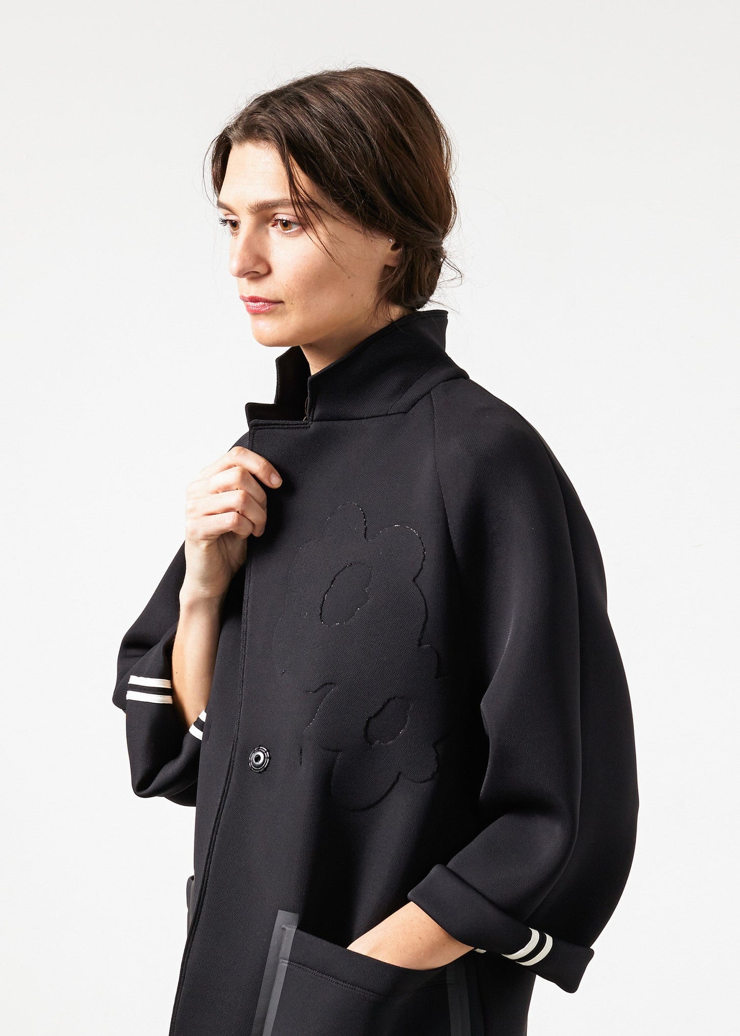 Manteau fleuri en néoprène noir